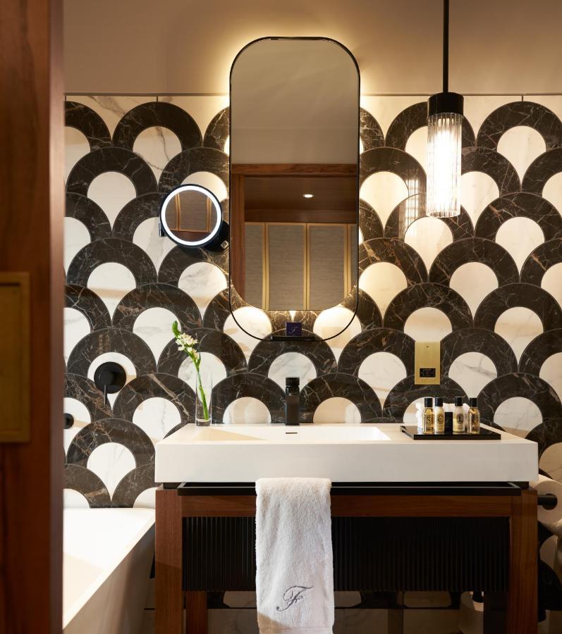 The Fitzwilliam Hotel Dublin Exterior photo Bathroom