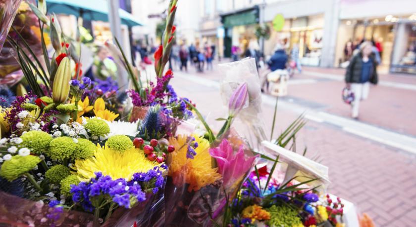 The Fitzwilliam Hotel Dublin Exterior photo Bouquets of flowers