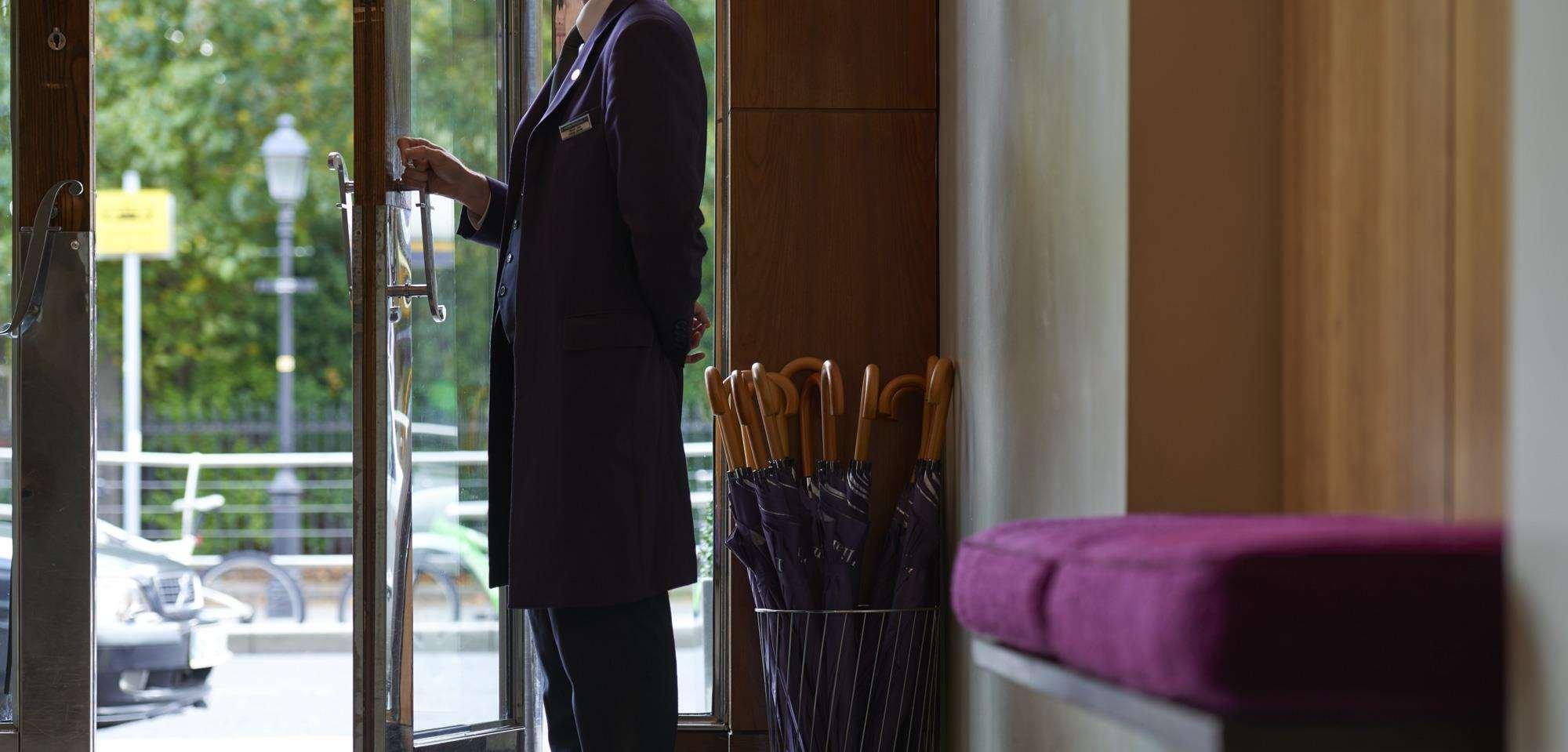 The Fitzwilliam Hotel Dublin Exterior photo A doorman at a hotel