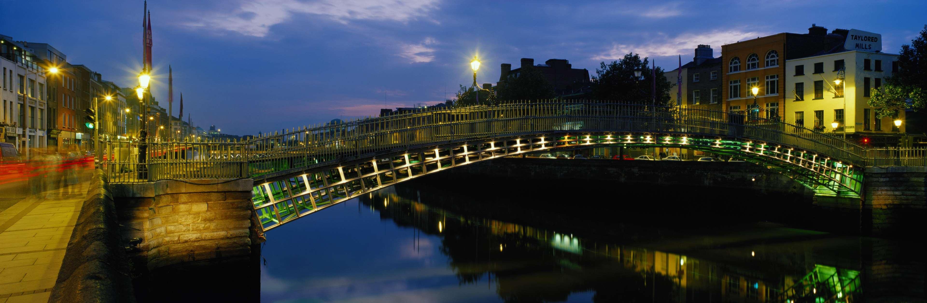The Fitzwilliam Hotel Dublin Exterior photo The bridge at night