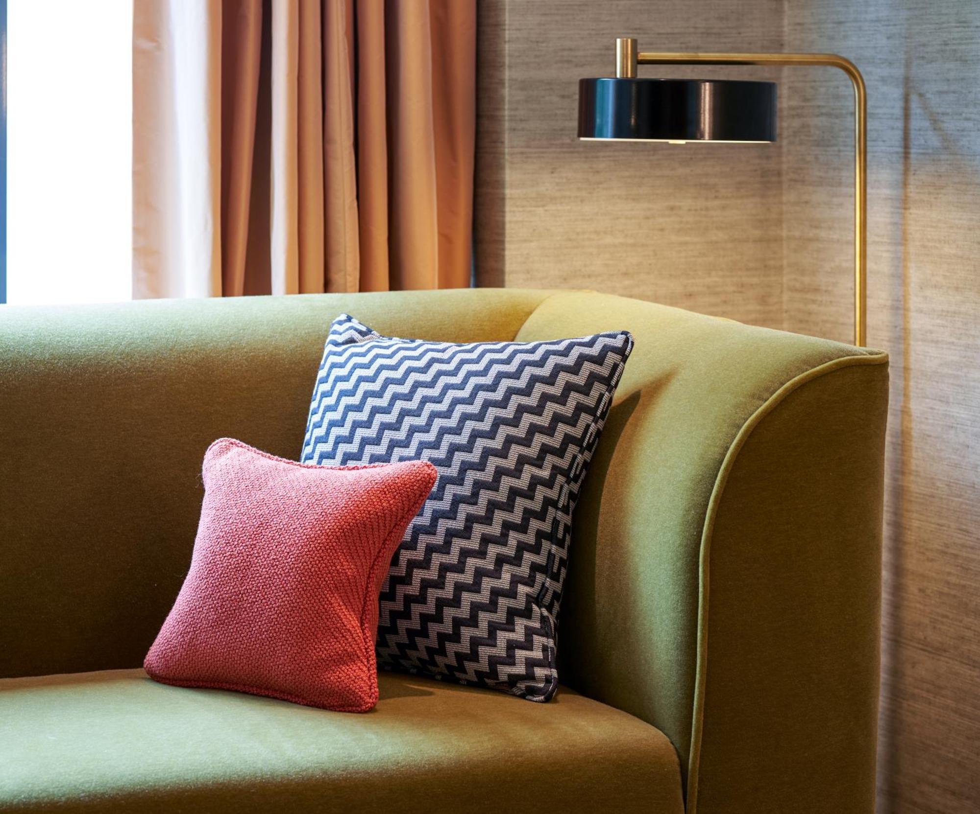 The Fitzwilliam Hotel Dublin Exterior photo A sofa with cushions